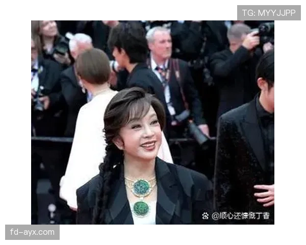 吴柳芳平时像邻家阿姨,朋友圈一翻全是定制礼服和豪宅角落,我还以为走错账号 吴柳芳平时像邻家阿姨,朋友圈一翻全是定制礼服和豪宅角落,我还以为走错账号